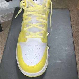 AIR JORDAN 1 MID SE GRADE SCHOOL SIZE